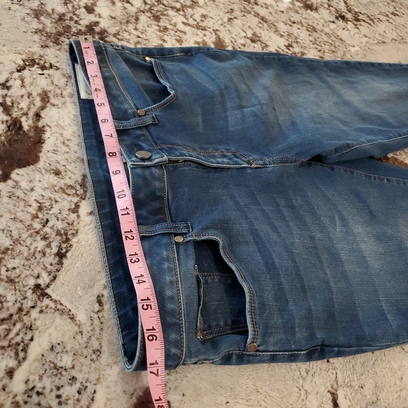 Two by Vince Camuto Jeans - Picture 11 of 17